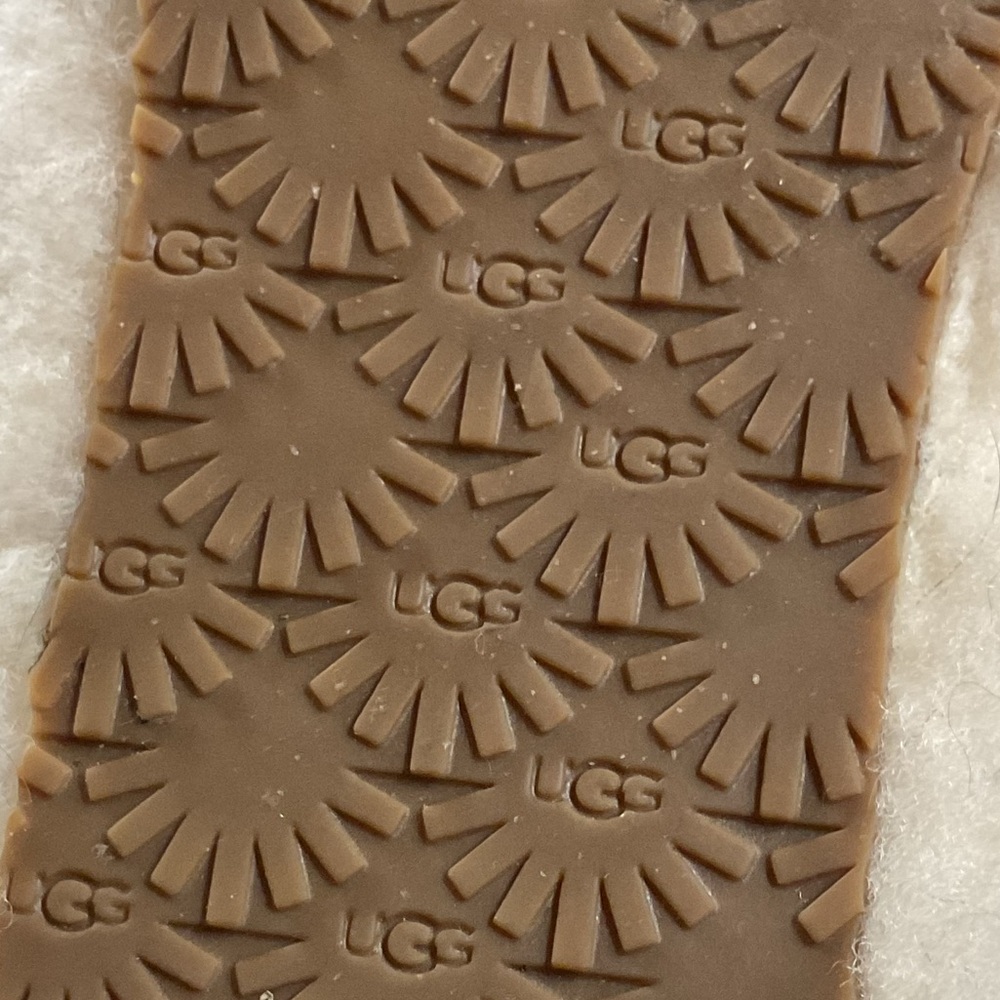🐝UGG Cream Fluffy Slide Sandals - Picture 3 of 6